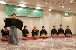 大阪能楽養成会へ舞台用と稽古用の袴15名分（30腰）贈呈